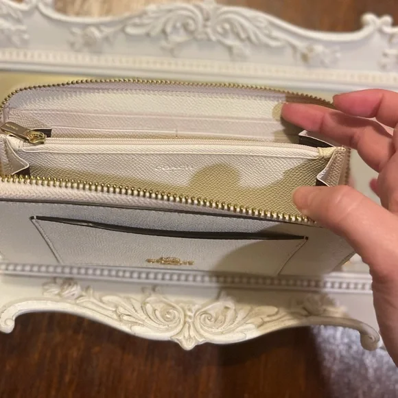 Coach Accordion White Refined Pebble Leather Zip Around Wallet - Picture 6 of 15